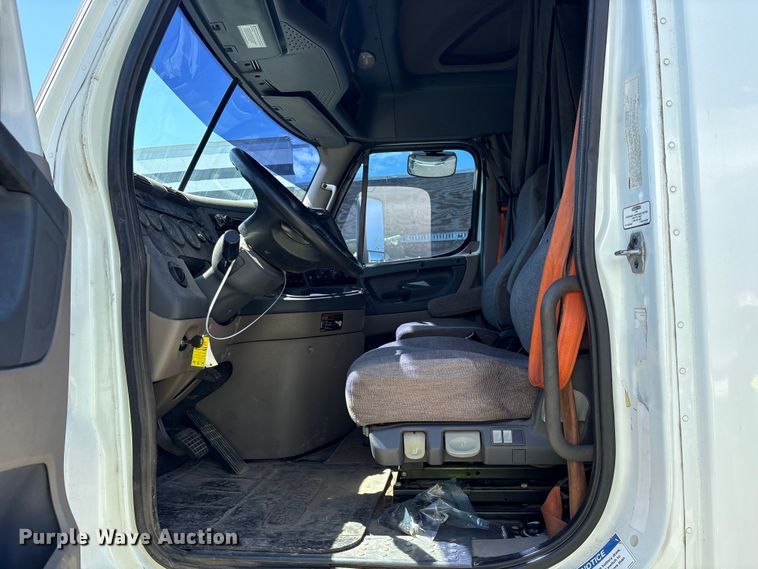 image for item YA0958 2013 Freightliner Cascadia semi truck