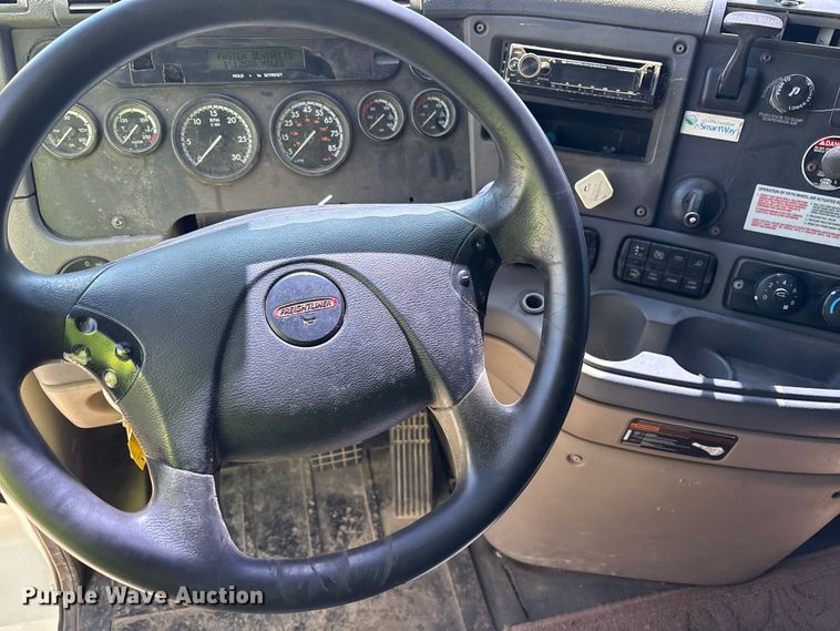 image for item YA0958 2013 Freightliner Cascadia semi truck