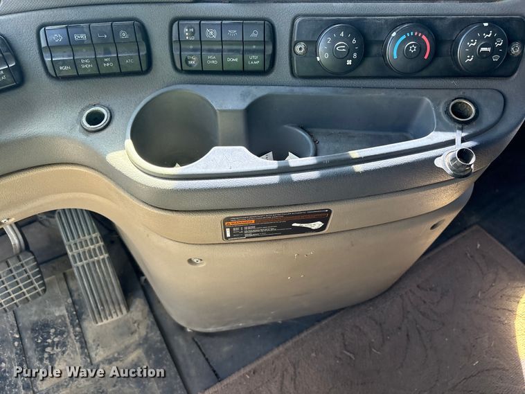 image for item YA0958 2013 Freightliner Cascadia semi truck