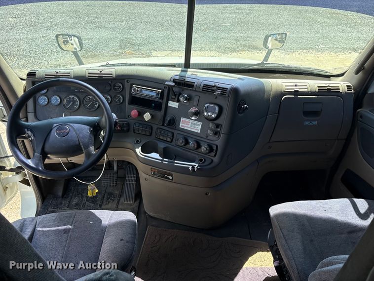 image for item YA0958 2013 Freightliner Cascadia semi truck