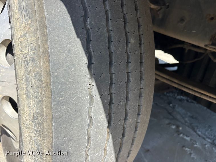 image for item YA0958 2013 Freightliner Cascadia semi truck