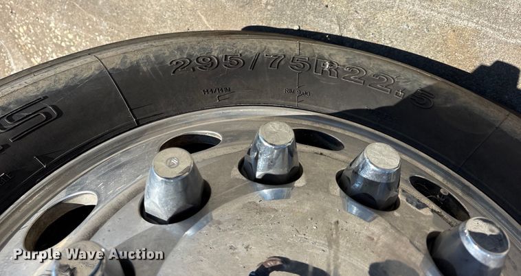 image for item YA0958 2013 Freightliner Cascadia semi truck