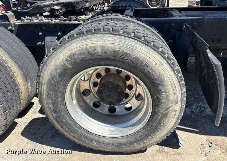 image for item YA0958 2013 Freightliner Cascadia semi truck