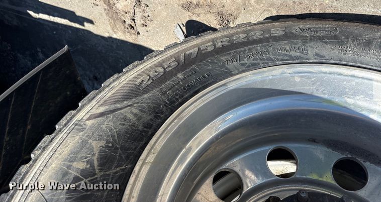 image for item YA0958 2013 Freightliner Cascadia semi truck