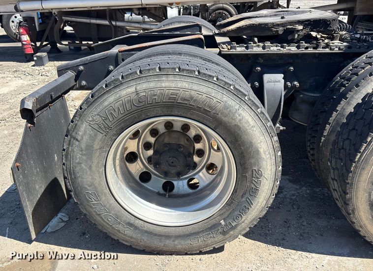 image for item YA0958 2013 Freightliner Cascadia semi truck