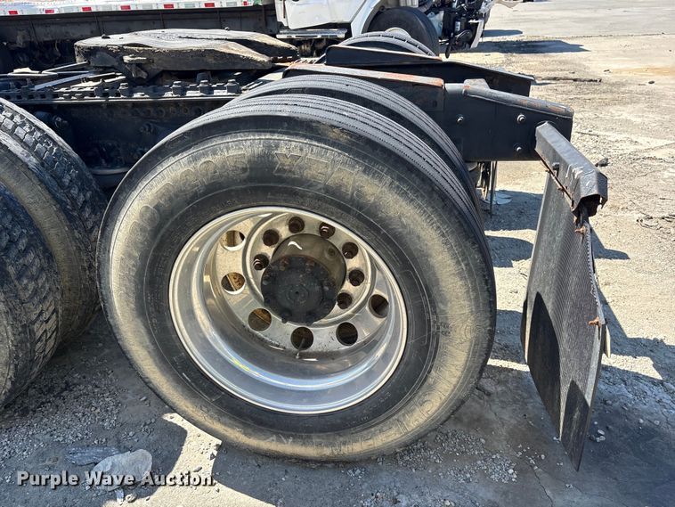 image for item YA0958 2013 Freightliner Cascadia semi truck