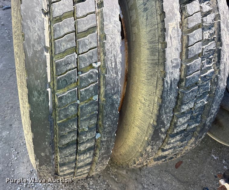 image for item YA0958 2013 Freightliner Cascadia semi truck