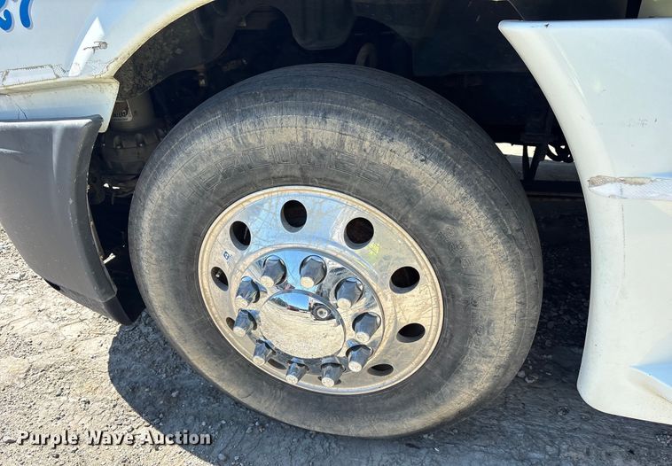 image for item YA0958 2013 Freightliner Cascadia semi truck