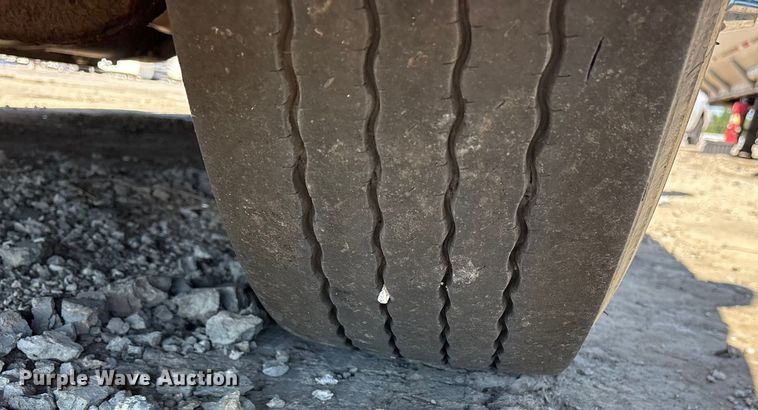 image for item YA0958 2013 Freightliner Cascadia semi truck