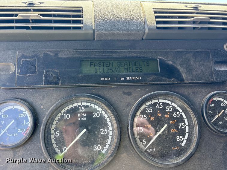 image for item YA0958 2013 Freightliner Cascadia semi truck