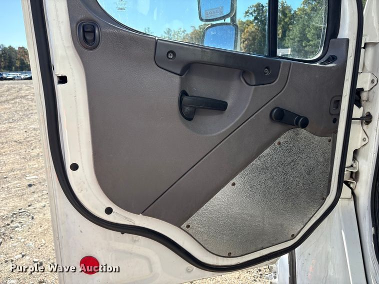 image for item YA1092 2017 Freightliner Business Class M2 box truck