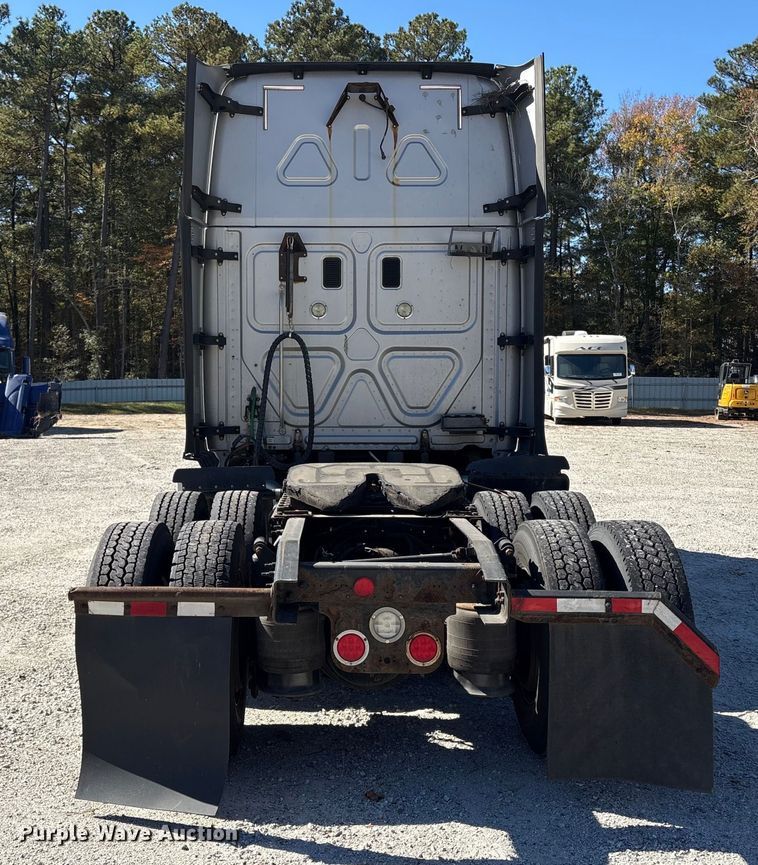 image for item YA1150 2016 Freightliner Cascadia semi truck