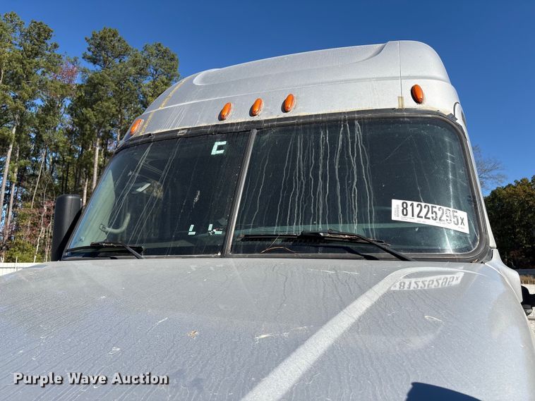 image for item YA1150 2016 Freightliner Cascadia semi truck