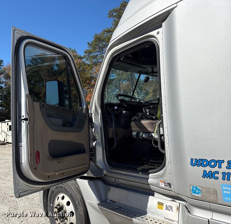 image for item YA1150 2016 Freightliner Cascadia semi truck