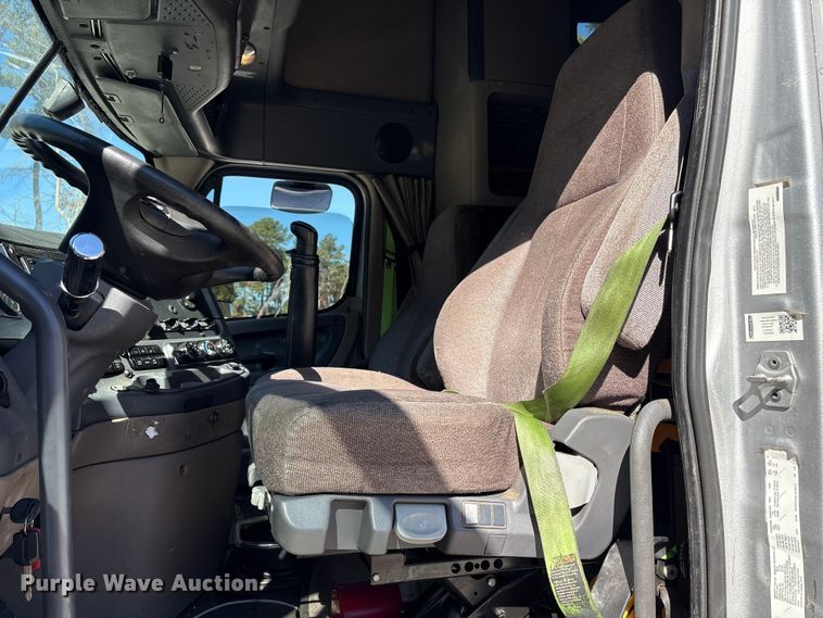 image for item YA1150 2016 Freightliner Cascadia semi truck