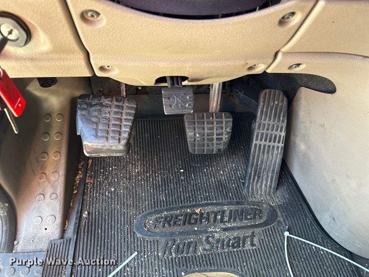 image for item YA1150 2016 Freightliner Cascadia semi truck