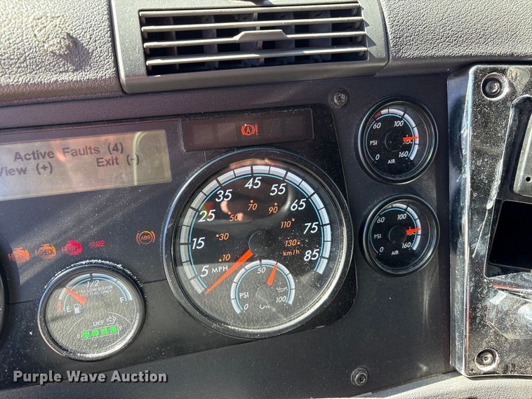 image for item YA1150 2016 Freightliner Cascadia semi truck