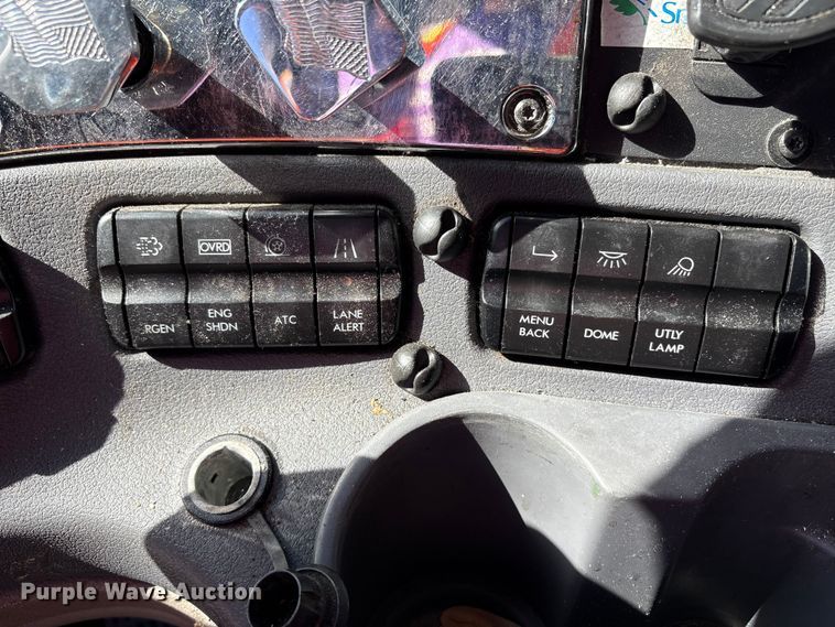 image for item YA1150 2016 Freightliner Cascadia semi truck