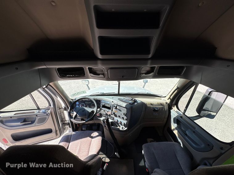 image for item YA1150 2016 Freightliner Cascadia semi truck