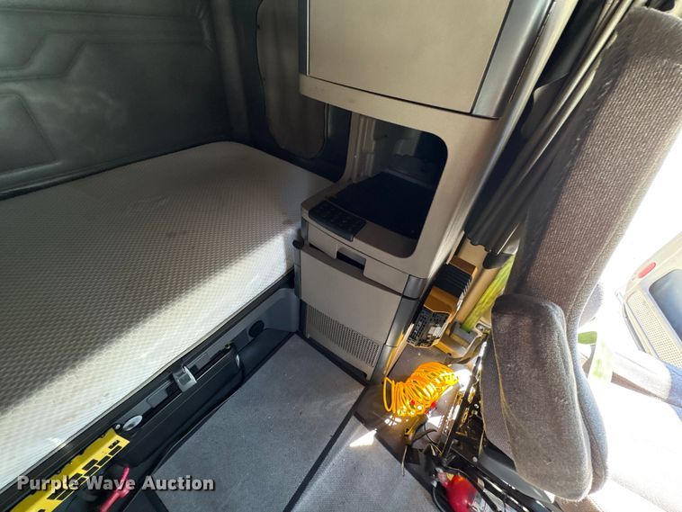 image for item YA1150 2016 Freightliner Cascadia semi truck