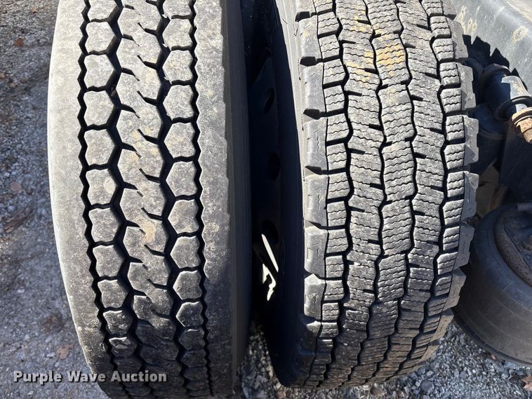 image for item YA1150 2016 Freightliner Cascadia semi truck