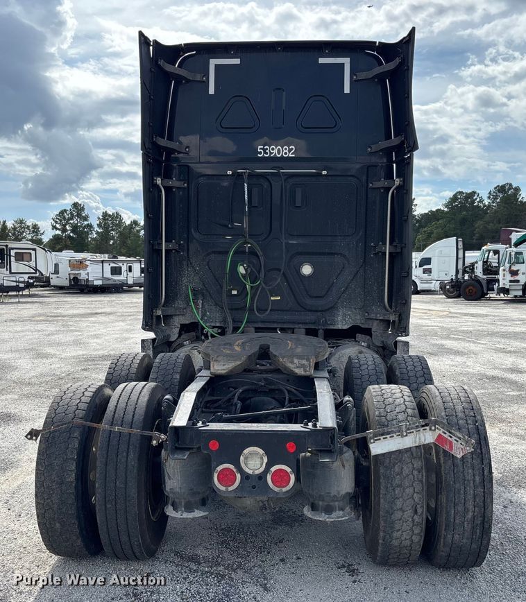 image for item YA1170 2019 Freightliner Cascadia semi truck