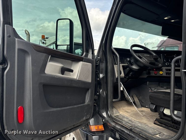 image for item YA1170 2019 Freightliner Cascadia semi truck