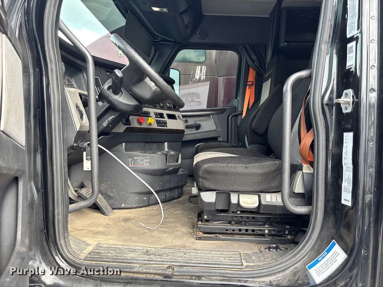 image for item YA1170 2019 Freightliner Cascadia semi truck