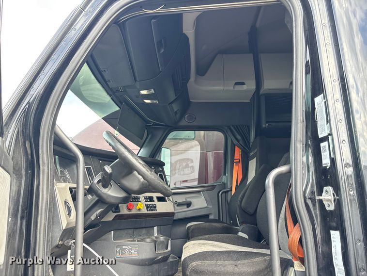 image for item YA1170 2019 Freightliner Cascadia semi truck