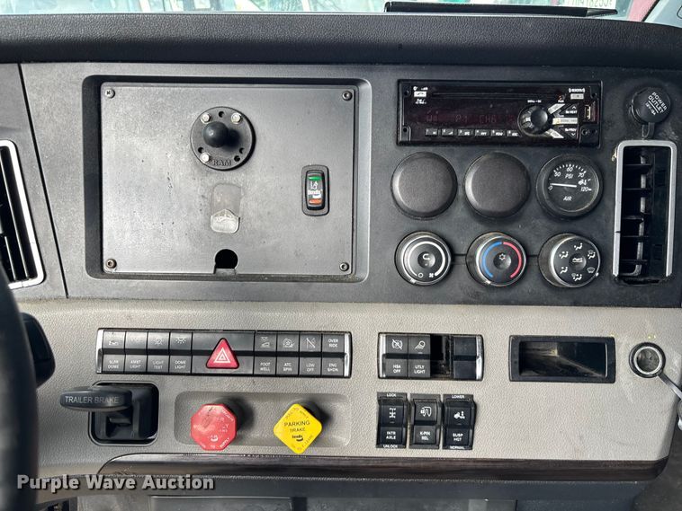 image for item YA1170 2019 Freightliner Cascadia semi truck