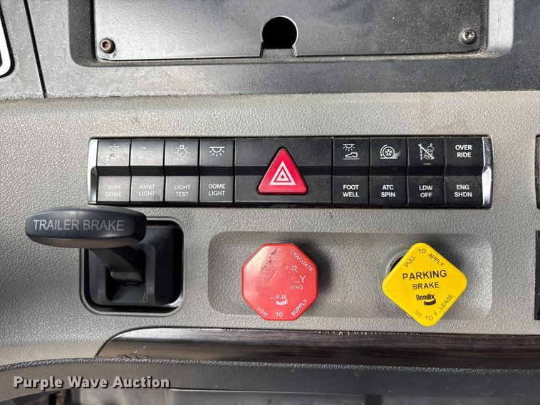 image for item YA1170 2019 Freightliner Cascadia semi truck