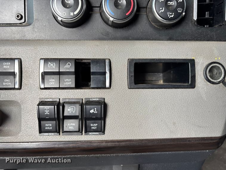 image for item YA1170 2019 Freightliner Cascadia semi truck