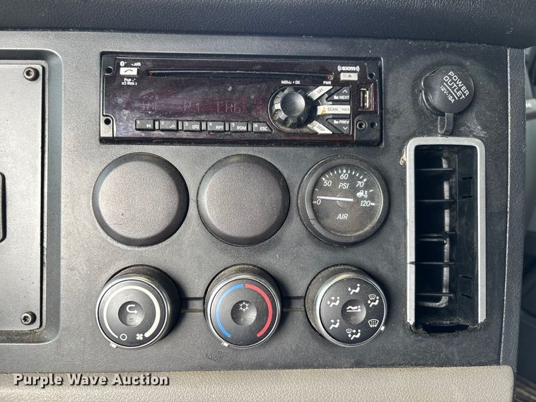 image for item YA1170 2019 Freightliner Cascadia semi truck