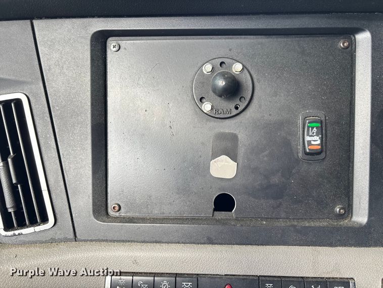 image for item YA1170 2019 Freightliner Cascadia semi truck