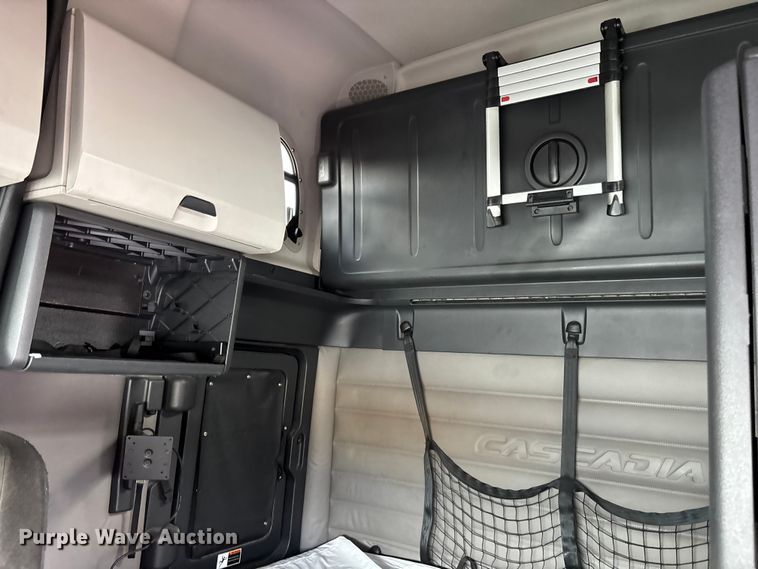 image for item YA1170 2019 Freightliner Cascadia semi truck