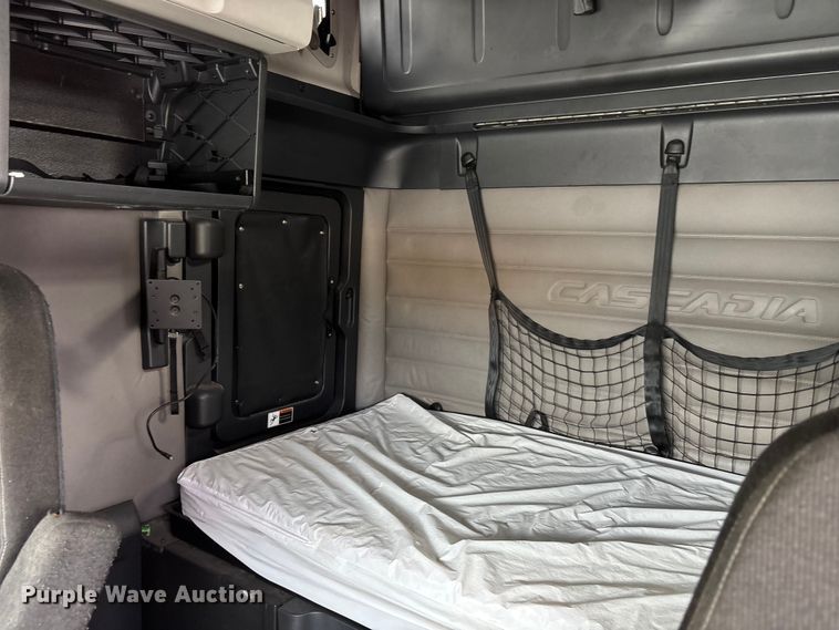 image for item YA1170 2019 Freightliner Cascadia semi truck