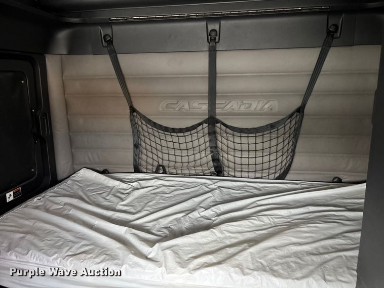 image for item YA1170 2019 Freightliner Cascadia semi truck