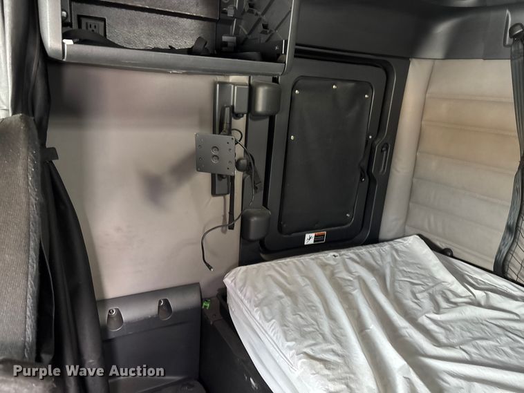 image for item YA1170 2019 Freightliner Cascadia semi truck