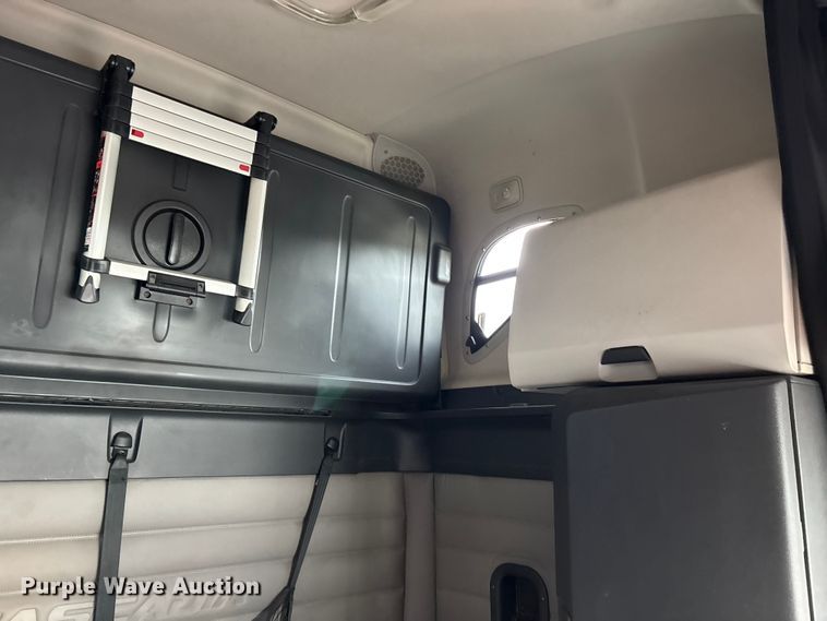 image for item YA1170 2019 Freightliner Cascadia semi truck