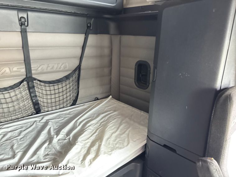 image for item YA1170 2019 Freightliner Cascadia semi truck