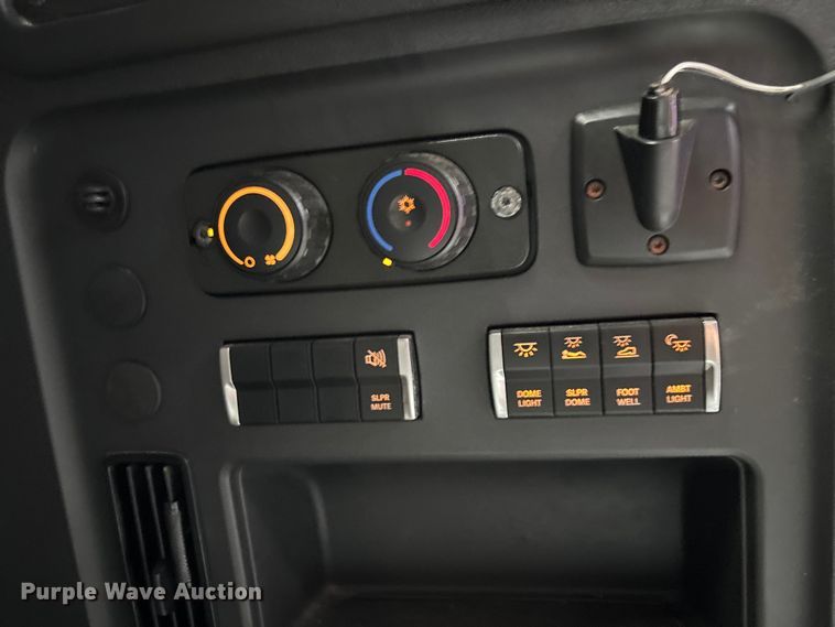 image for item YA1170 2019 Freightliner Cascadia semi truck