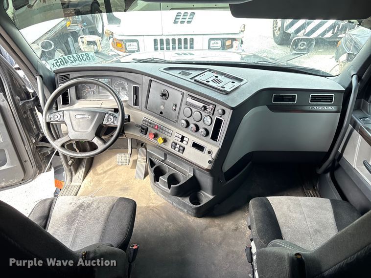 image for item YA1170 2019 Freightliner Cascadia semi truck