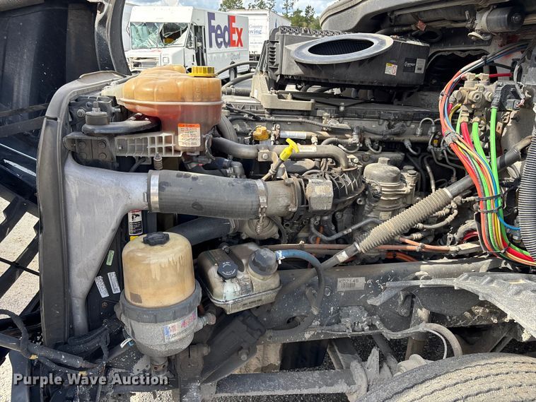 image for item YA1170 2019 Freightliner Cascadia semi truck