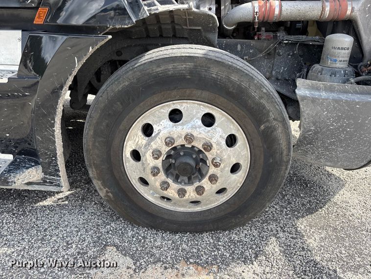 image for item YA1170 2019 Freightliner Cascadia semi truck