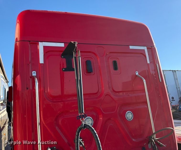 image for item YA1278 2018 Freightliner Cascadia semi truck