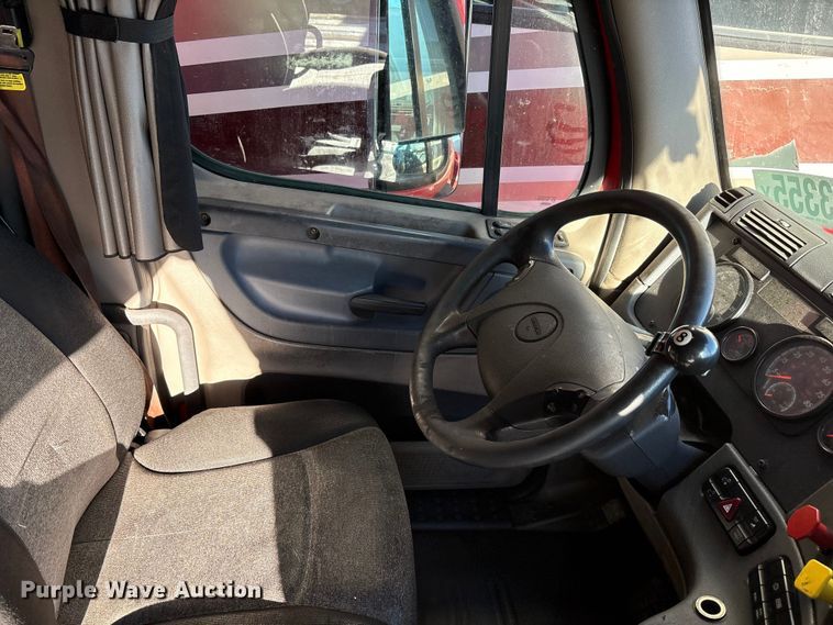 image for item YA1278 2018 Freightliner Cascadia semi truck