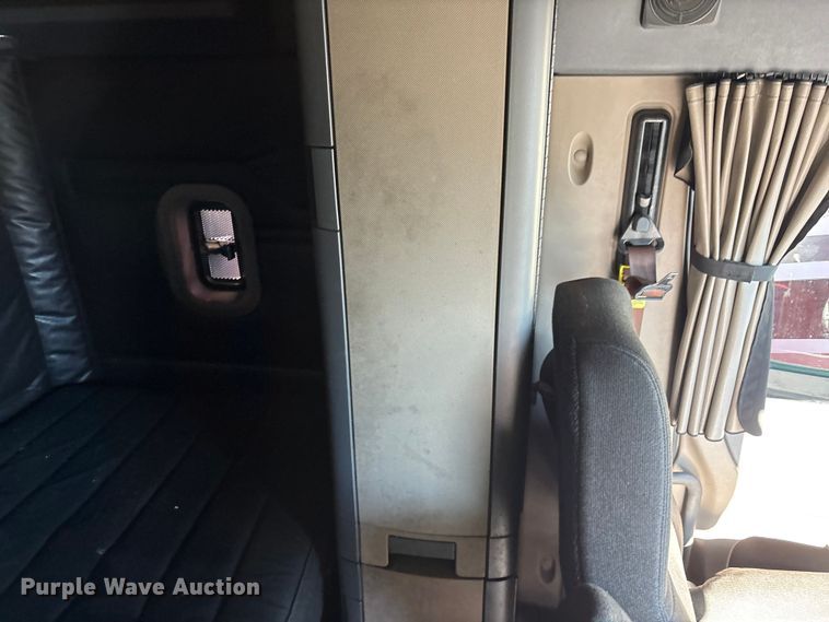 image for item YA1278 2018 Freightliner Cascadia semi truck