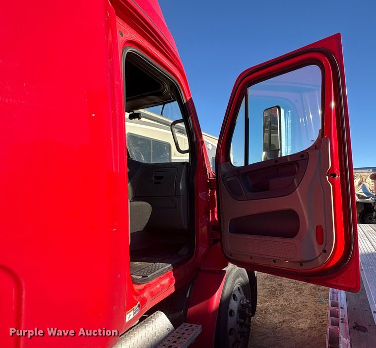 image for item YA1278 2018 Freightliner Cascadia semi truck