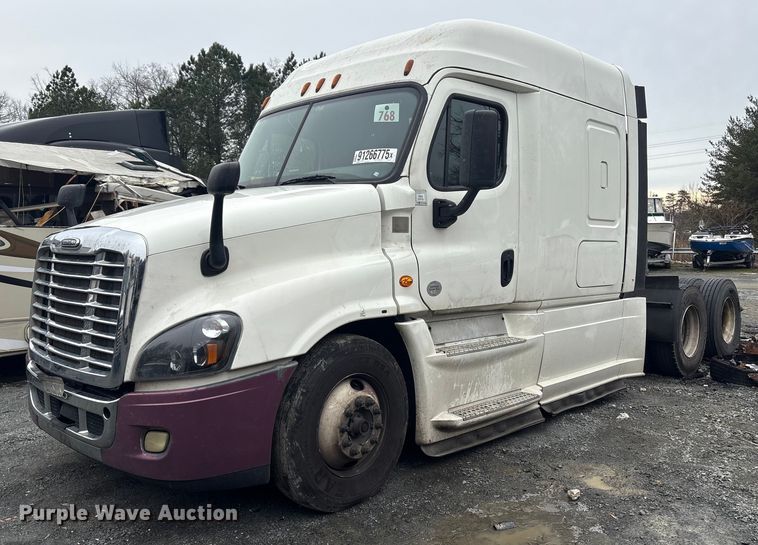 image for item YA1476 2020 Freightliner Cascadia semi truck