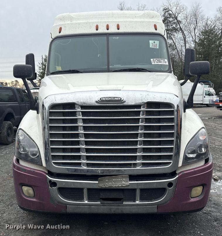 image for item YA1476 2020 Freightliner Cascadia semi truck